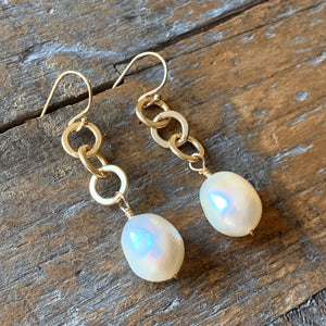 Eve Earrings / Pearl